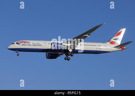 Londres, Royaume-Uni. 30Th Nov, 2018. British Airways Boeing 787-9 Dreamliner vu l'atterrissage à l'aéroport Heathrow de Londres, lors d'une journée ensoleillée en décembre. L'enregistrement de l'aéronef est G-ZBKE et était en provenance de Los Angeles, vol BA280. Crédit : Nicolas Economou SOPA/Images/ZUMA/Alamy Fil Live News Banque D'Images