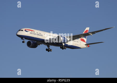 Londres, Royaume-Uni. 30Th Nov, 2018. British Airways Boeing 787-9 Dreamliner vu l'atterrissage à l'aéroport Heathrow de Londres, lors d'une journée ensoleillée en décembre. L'enregistrement de l'aéronef est G-ZBKE et était en provenance de Los Angeles, vol BA280. Crédit : Nicolas Economou SOPA/Images/ZUMA/Alamy Fil Live News Banque D'Images