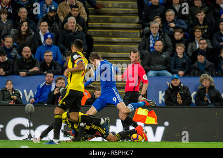 Leicester, Royaume-Uni. 1er décembre 2018. Jamie Vardy de Leicester City est abordé au cours de la Premier League match entre Leicester City et Watford au King Power Stadium, Leicester, Angleterre le 1 décembre 2018. Usage éditorial uniquement, licence requise pour un usage commercial. Aucune utilisation de pari, de jeux ou d'un seul club/ligue/dvd publications..Photo par Matthieu Buchan. Credit : UK Sports Photos Ltd/Alamy Live News Banque D'Images