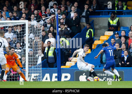 Londres, Royaume-Uni. 2 décembre 2018. Pedro de Chelsea prend sur Alfie Mawson de Fulham lors de la Premier League match entre Chelsea et Fulham à Stamford Bridge, Londres, Angleterre le 2 décembre 2018. Photo par Carlton Myrie. Credit : UK Sports Photos Ltd/Alamy Live News Banque D'Images