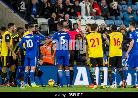 Leicester, Royaume-Uni. 1er décembre 2018. Étienne Capoue de Watford est envoyée au cours de la Premier League match entre Leicester City et Watford au King Power Stadium, Leicester, Angleterre le 1 décembre 2018. Usage éditorial uniquement, licence requise pour un usage commercial. Aucune utilisation de pari, de jeux ou d'un seul club/ligue/dvd publications..Photo par Matthieu Buchan. Credit : UK Sports Photos Ltd/Alamy Live News Banque D'Images