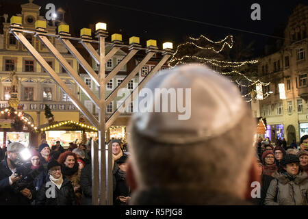 Erfurt, Allemagne. 09Th Nov, 2018. La première bougie brille sur l'hanouca en face de l'hôtel de ville au début de la Hanoukka Juifs Fête des Lumières. Avec les huit jours du festival Les Juifs commémorent la nouvelle consécration du temple de Jérusalem en l'an 165 avant le calendrier chrétien. Credit : Arifoto Ug/Michael Reichel/dpa/Alamy Live News Banque D'Images