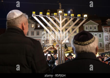 Erfurt, Allemagne. 09Th Nov, 2018. La première bougie brille sur l'hanouca en face de l'hôtel de ville au début de la Hanoukka Juifs Fête des Lumières. Avec les huit jours du festival Les Juifs commémorent la nouvelle consécration du temple de Jérusalem en l'an 165 avant le calendrier chrétien. Credit : Arifoto Ug/Michael Reichel/dpa/Alamy Live News Banque D'Images