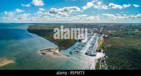 Bateaux amarrés et littoral sur l'océan belle journée ensoleillée - vue aérienne paysage panoramique Banque D'Images