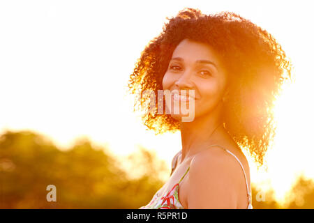 Des sourires lumineux au coucher du soleil Banque D'Images