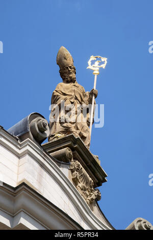 Saint Martin avec le mendiant statue sur le portail principal de la Basilique de Saint Martin et Oswald à Weingarten, Allemagne Banque D'Images