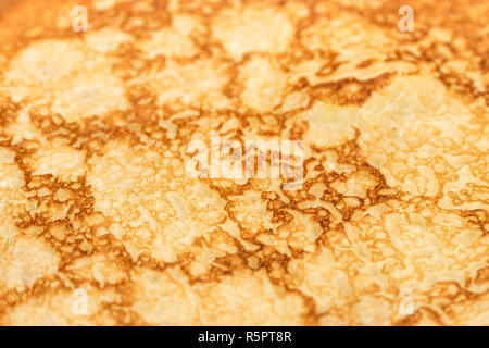 Rôti de texture crêpe mince de couleur jaune en arrière-plan Banque D'Images