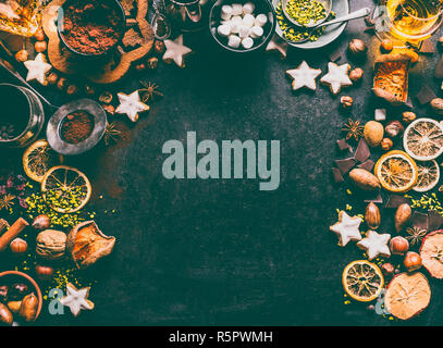 Épices de Noël, le chocolat et les cookies avec des ingrédients de base pour la cuisson et d'un aliment sucré : noix, fruits secs, chocolat cassé et spiritueux sur dar Banque D'Images