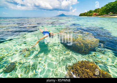 Femme la plongée avec tuba sur les récifs coralliens de la mer des caraïbes tropicales, l'eau bleu turquoise. L'archipel des Moluques, Indonésie Banda Maluku, tourisme, Voyage plongée desti Banque D'Images