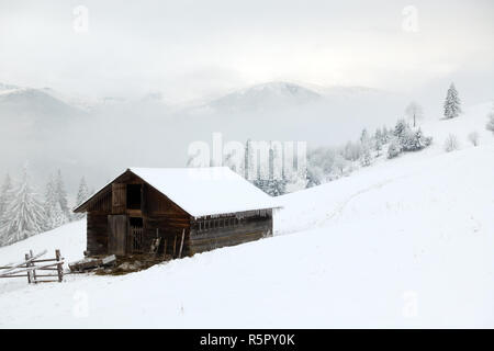 Belles montagnes en hiver. Pezazh rural. Les arbres couverts de neige. Bonne Année Banque D'Images