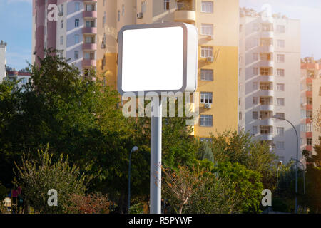 - Square Blank Billboard Billboard avec écran vide et beau ciel nuageux pour publicité de plein air affiche, Copie espace prêt pour votre bannière adverti Banque D'Images