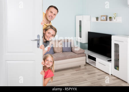 Portrait de famille heureuse d'Oeil de porte Banque D'Images