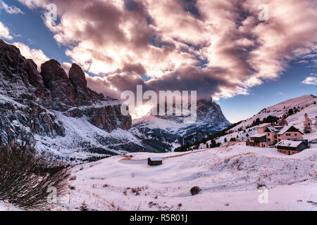 Paysage d'hiver du col Gardena, dans les Dolomites au coucher du soleil avec les nuages au-dessus du dessus, les montagnes italiennes - Trentin-Haut-Adige, Italie Banque D'Images