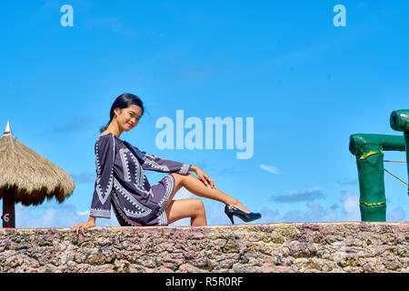 Beautiful woman posing - assis sur le rocher Banque D'Images