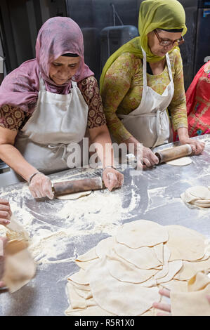 Deux femmes sikh qui travaillent ensemble dans un langar - Cuisine commune - Décisions RCIF. Dans un temple dans le Queens, New York. Banque D'Images