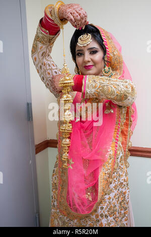 Portrait d'un Sikh posés avant son mariage mariée montrant l'kalira ornements qui fera partie de son costume de mariage Banque D'Images