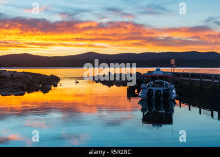 Baie Binalong Bay, Tasmanie, Australie. Coucher de soleil sur l'emplacement de Tasmanie iconique dans la baie d'incendies. Banque D'Images