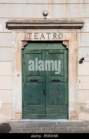 Ancienne entrée de théâtre à Pietrasanta, Toscane, Italie Banque D'Images