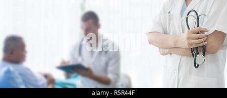 Les personnes en bonne santé et médical concept, doctor holding stethoscope et Comité permanent sur les troubles de l'écriture d'informations et de soins de la sellerie de patient qui portant sur Banque D'Images