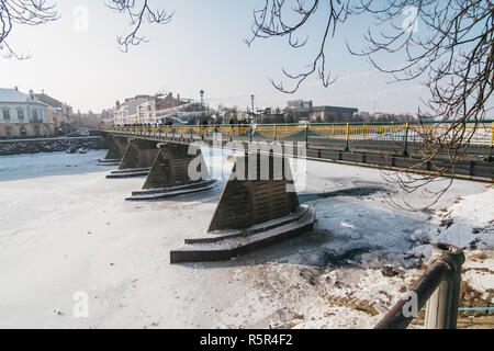 Uzhgorod passerelle pour piétons dans le centre de ville avec la glace et la neige Banque D'Images