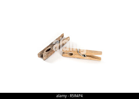 Pinces à linge en bois isolé de style sur fond blanc Banque D'Images