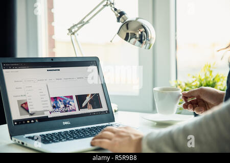 WROCLAW, POLOGNE - Novembre 29th, 2018 : Les ordinateurs portables sur le bureau en bureau avec Kickstarter site sur l'écran. Kickstarter est un crowdfundin Banque D'Images