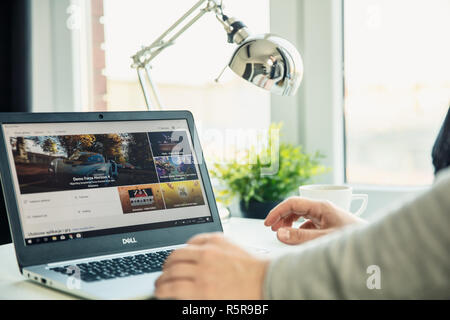 WROCLAW, POLOGNE - Novembre 29th, 2018 : Les ordinateurs portables sur le desk in office avec Microsoft Store sur l'écran. Microsoft Store est une digita Banque D'Images