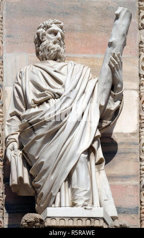 Saint Jude Thadeus statue sur la façade de la cathédrale de Milan, le Duomo di Santa Maria Nascente, Milan, Lombardie, Italie Banque D'Images