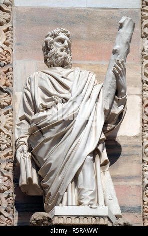 Saint Jude Thadeus statue sur la façade de la cathédrale de Milan, le Duomo di Santa Maria Nascente, Milan, Lombardie, Italie Banque D'Images