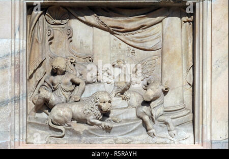 Discours du trône de Dieu et quatre créatures vivantes, en relief sur la façade de la cathédrale de Milan, le Duomo di Santa Maria Nascente, Milan, Lombardie, Italie Banque D'Images