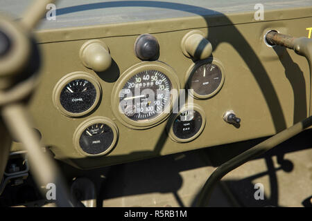 Tableau de bord du véhicule kaki vert militaire de la DEUXIÈME GUERRE MONDIALE Banque D'Images