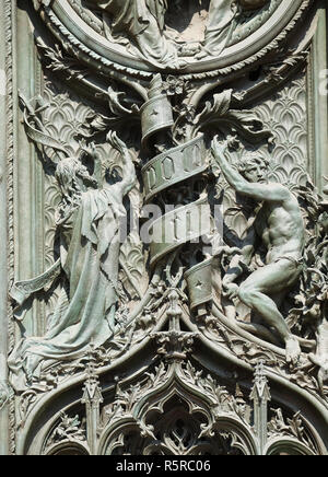 Saint Jean le Baptiste et Adam, détail de la porte de bronze de la principale cathédrale de Milan, le Duomo di Santa Maria Nascente, Milan, Lombardie, Italie Banque D'Images