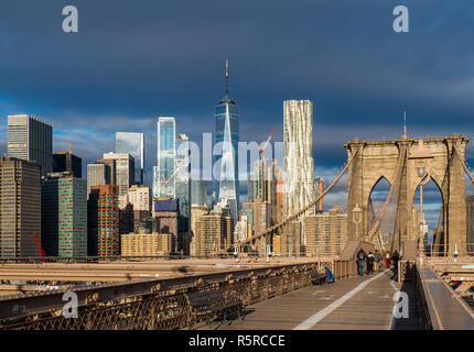 New York skyline et le pont de Brooklyn capturés à côté de Brooklyn tôt le matin à tard en novembre 2018 Banque D'Images