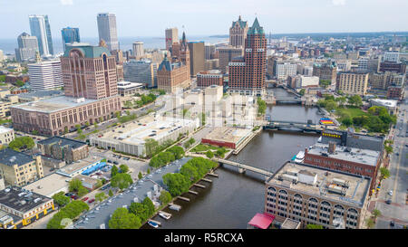 La rivière Milwaukee, Skyline, le centre-ville de Milwaukee, WI, USA Banque D'Images