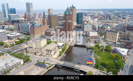 La rivière Milwaukee, Skyline, le centre-ville de Milwaukee, WI, USA Banque D'Images