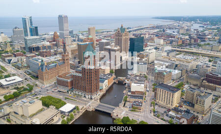 La rivière Milwaukee, Skyline, le centre-ville de Milwaukee, WI, USA Banque D'Images