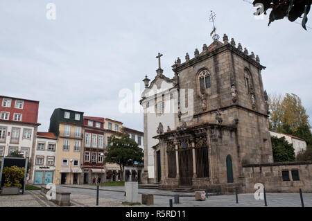 São João do Souto (église dédiée à St John) et la chapelle Coimbras à Braga, Portugal Banque D'Images