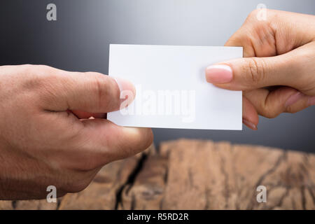 Deux affaires l'échange de cartes de visite Banque D'Images