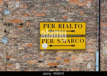 Montage mural panneaux de direction Venise avec des flèches à Rialto et San Marco Banque D'Images