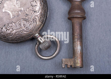 Panta rhei concept : ancienne montre de poche et touche vintage sur fond de pierre naturelle. Banque D'Images