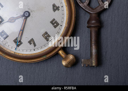 Panta rhei concept : ancienne montre de poche et touche vintage sur fond de pierre naturelle. Banque D'Images