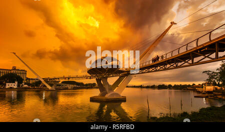 Plus long pont piétonnier Darul Hana jamais construire en Asie du Sud est situé dans la région de Sarawak Kuching Banque D'Images