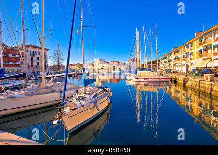 Au bord de ville de Grado et vue sur le port Banque D'Images