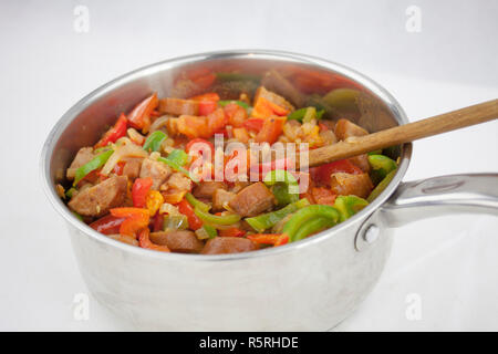 Red Delicious souse de saucisses, de poivre et de courgette dans le ja Banque D'Images