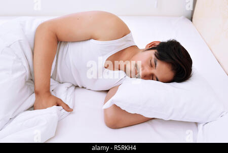 Young Asian man sleeping confortablement Banque D'Images