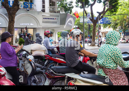 Hanoi, Vietnam - CIRCA Octobre 2015 : scooters attendre aux feux de circulation sur la rue haut de Hanoi Banque D'Images