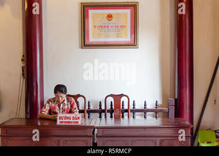 Hanoi, Vietnam - CIRCA Octobre 2015 : cette femme est un guide touristique à Hanoi, elle attend les clients dans un musée dans la ville au centre-ville. Banque D'Images