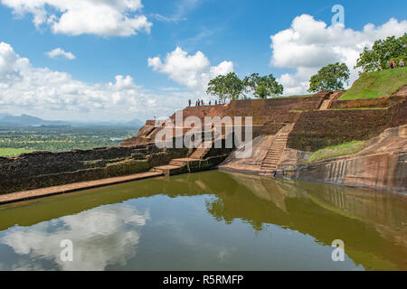 Bassin de baignade royale sur le dessus du Lion Rock, Sigiriya, Sri Lanka Banque D'Images