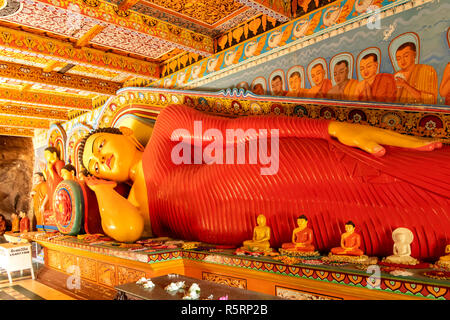 Bouddha couché à Isurumuniya Vihara Cave Temple, ville sacrée d'Anuradhapura, Sri Lanka Banque D'Images