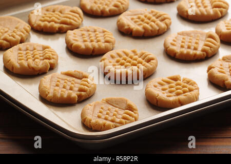 Le beurre d'arachide la pâte sur une tôle à biscuits en cuisine naturelle de la lumière. Banque D'Images